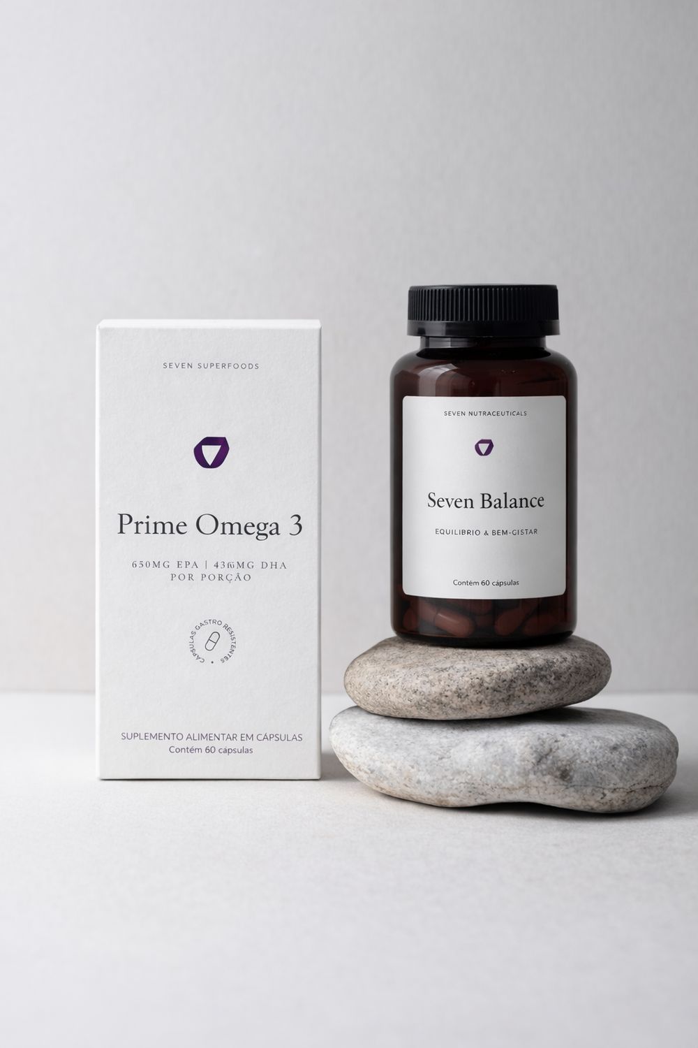 Prime Omega-3 e Seven Balance sobre pedras empilhadas