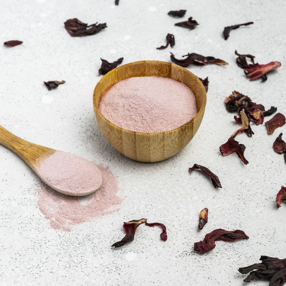 Seven Tea em pó com flores de hibisco desidratadas